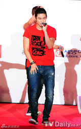 组图：2PM助威奥运 玉泽演手臂现伤痕