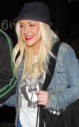 组图：克里斯蒂娜携男友夜晚出游难掩笑意