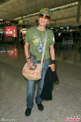 组图：谢贤戴红五星帽与胡枫等去旅行