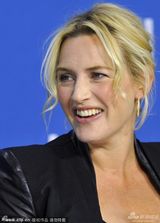 组图：温斯莱特《劳工节》首映被乔什亲吻脸颊