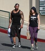 组图：凯莉-布鲁克与男友浪漫徒步 享甜蜜拥吻