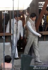 组图：俞灏明现身《爱在春天》片场 频捂脸似遮伤疤