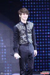 组图：金在中巡演台湾收官 宽肩窄腰细长腿