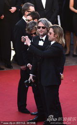 组图：皮特戛纳走秀长发黑超显帅气