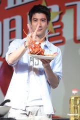 王力宏不介意多当伴郎 微博戏言与龙虾比2(图)