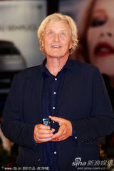 组图：《硬纸盒小镇》首映 导演埃曼诺牵爱妻亮相