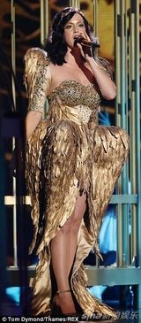 组图：凯蒂佩里爆乳亮相 化身金丝雀鸟笼中放歌