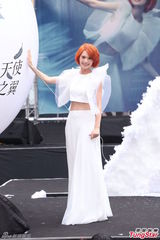 组图：杨丞琳签唱会砸百万 化身天使登场