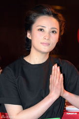 组图：赵薇热衷慈善事业 与林心如咬耳朵换心得