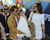 幻灯图集：阿汤哥一家看球 小苏瑞头戴白花似公主