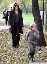 皮特朱莉带孩子公园玩耍 希洛玩滑轮十足小萌娃(图)