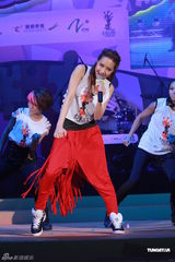 组图：李克勤郑欣宜开唱 鼓励年青人追梦