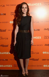 组图：莉顿-梅斯特黑裙妩媚亮相电影活动