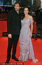 幻灯：《猎人》首映 米特拉-哈加个性民族装抢眼球 