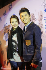 组图：袁泉夏雨出席活动 获颁魅力明星旅行家