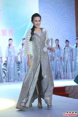 组图：亚姐大中华赛区泳衣秀 爆乳美腿一览无余