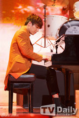 组图：SISTAR孝琳M字腿惹火 EXO小分队抒情回归