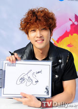 组图：韩男团TONY AN&SMASH时尚亮相签名会