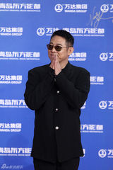 组图：万达百米红毯第二秀 梁朝伟赵薇众星百态