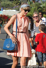 组图：小天后斯威夫特与戈麦斯相约出街