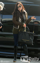 组图：少时Tiffany侑利为赴米兰帅气亮相机场