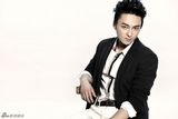 组图：邱爽首发俊朗写真 祈星王子变身花美男