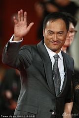 组图：《杀无赦》首映 渡边谦携妻亮相