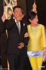 高清图：周润发携夫人现身红毯 司仪打趣贵人出门