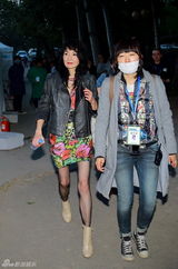 组图：张曼玉北京草莓遇狂风叫停 承认上海唱砸