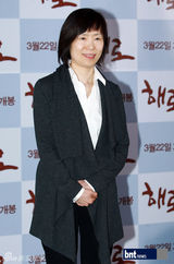 组图：韩国演员朱铉艺秀晶出席电影《偕老》首映