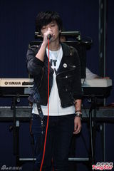 组图：陈威全情人节开唱 张芸京现身站台