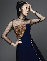 组图：姚晨金纱遮面登《VISION》华丽神秘