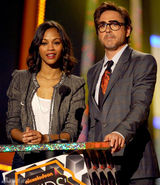 幻灯图：美国儿童选择奖群星闪耀 成龙展华人风采 