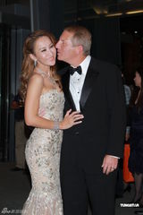 组图：李玟着鱼尾礼服亮相 大方与丈夫亲吻拍照