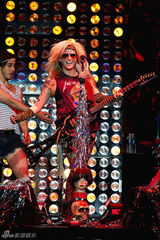 组图：钱婆Ke$ha夸张造型盘点 金发雀斑似邋遢男