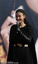 组图：张柏芝“走穴”笑容满面 黑衣亮相帅气十分