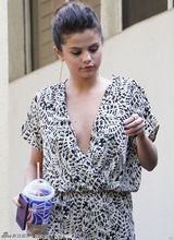 组图：赛琳娜深V连身裤出镜 前后真空秀美背