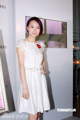 幻灯图：邓丽欣做活动享受按摩 尴尬微笑称很舒服