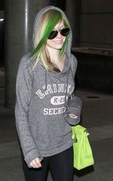 组图：艾薇儿结束亚洲之行回美 青翠发色引人注目