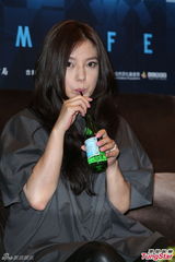 组图：赵薇宽松装扮携赵又廷亮相台湾