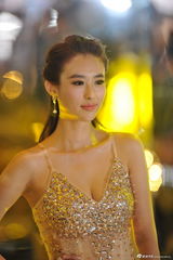 组图：车模兽兽性感透视黄金奶 自信爆乳微笑