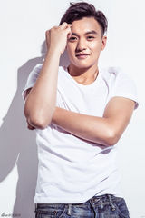 组图：周一围新写真大秀健康阳光男性美