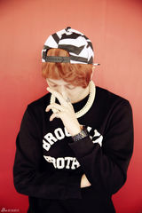 组图：男团M4M拍写真 Rapper于斌显青春乖萌