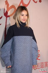 组图：孙燕姿橙发亮眼披黄金甲 许美静助阵