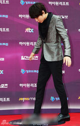 组图：百想红毯朴有天帅气 女星主打黑裙秀性感