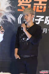 组图：罗志祥上海签售 笑称和舒淇接吻感觉好