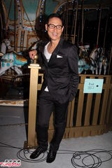 组图：歌神张学友童心未泯 大玩旋转木马兴致颇高