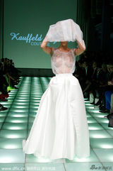 组图:德足球宝贝舍费尔半裸穿婚纱走秀性感火辣