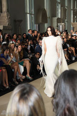 组图：中国女性勇闯T台 李玉刚反串亮眼