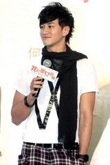 幻灯图：何润东给“美女老板”景甜当“男佣”